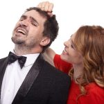 男女ケンカ　赤服女　黒服男