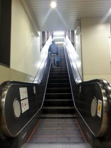 孤独　エスカレーター